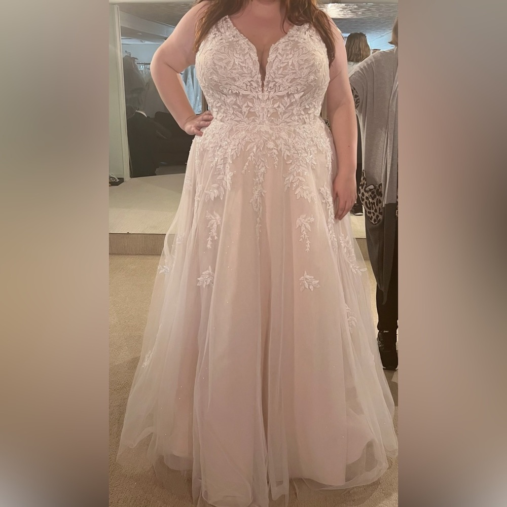 Stella York Wedding Dress, Never Worn, Unaltered- Size 26